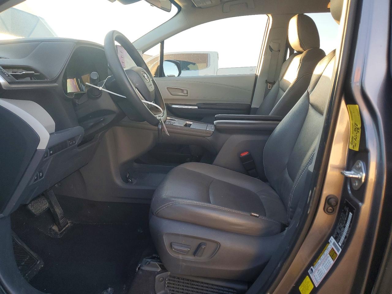 2021 TOYOTA SIENNA LE photo 7