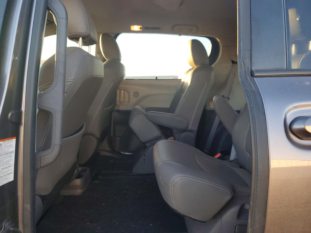 2021 TOYOTA SIENNA LE photo 11
