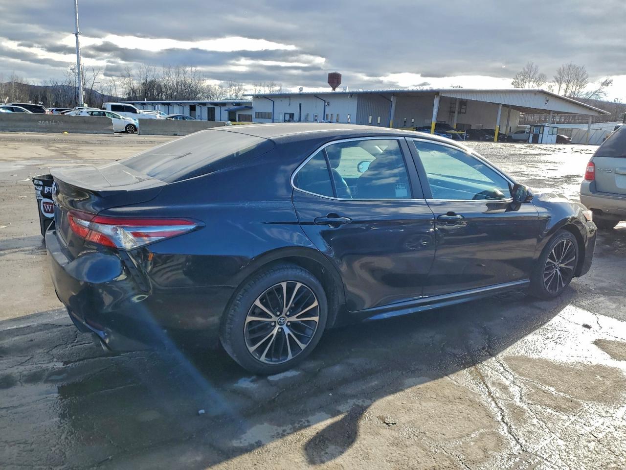 2018 TOYOTA CAMRY L photo 3