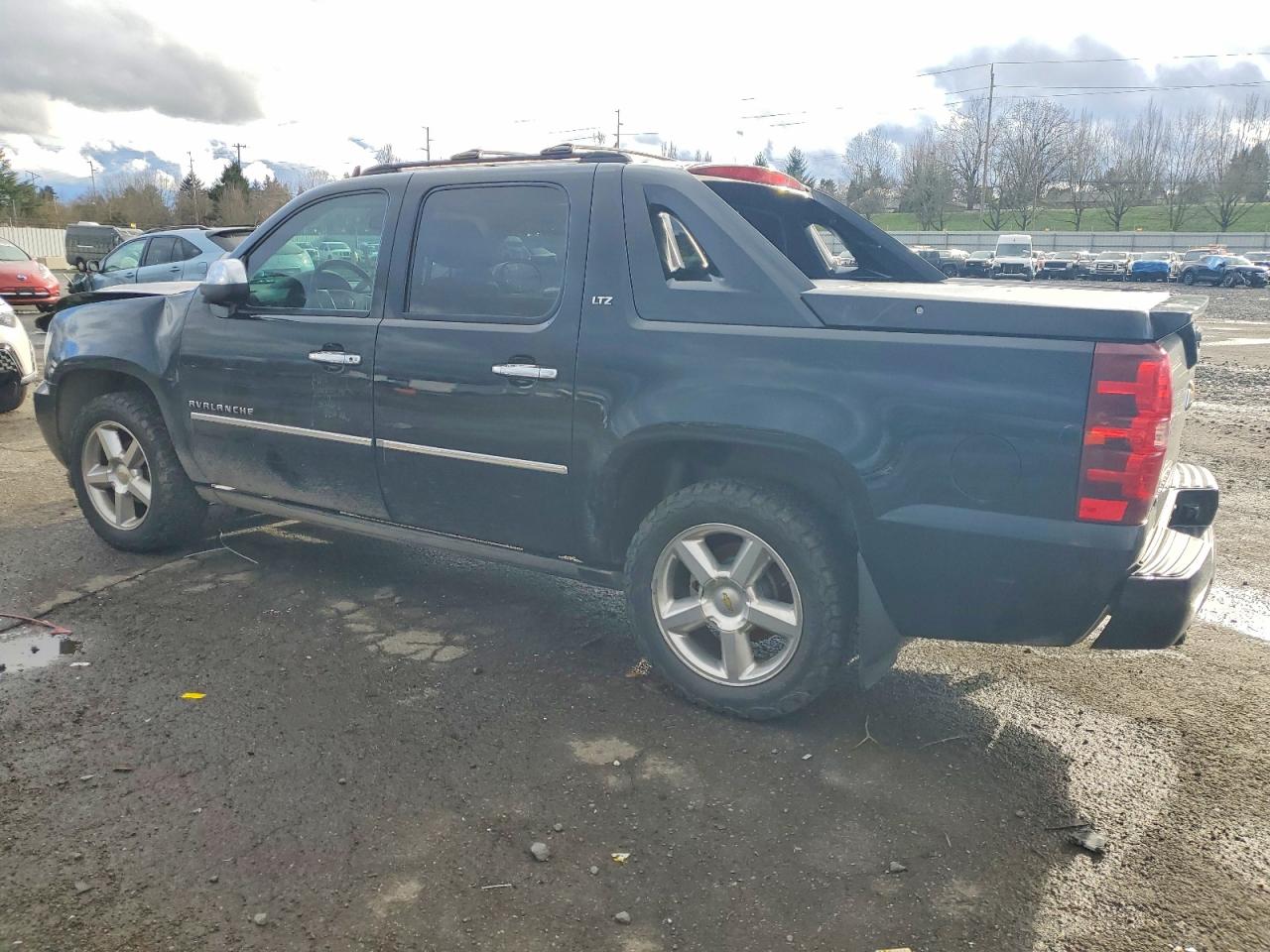 2011 CHEVROLET AVALANCHE LTZ photo 2