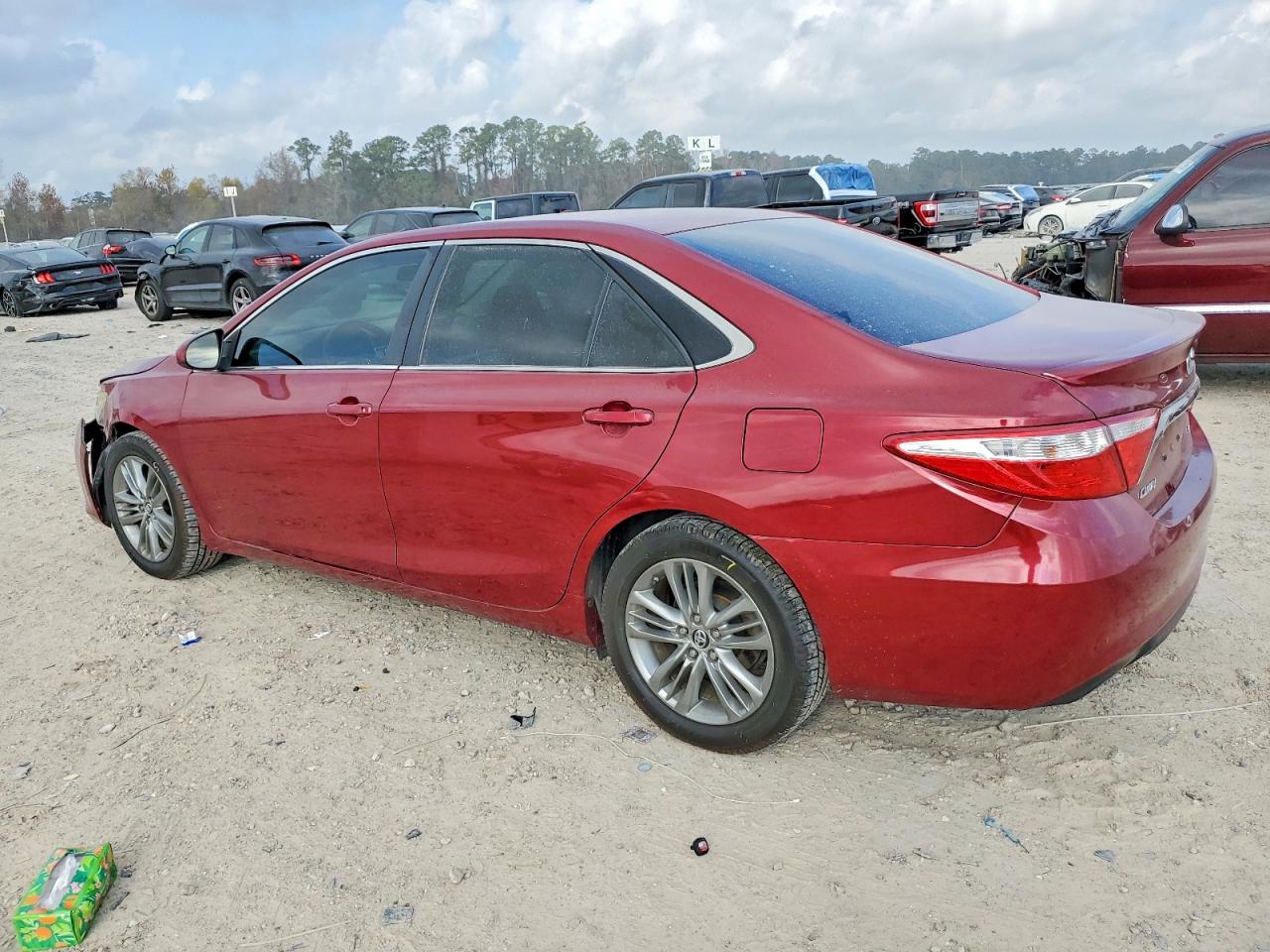 2015 TOYOTA CAMRY LE photo 2