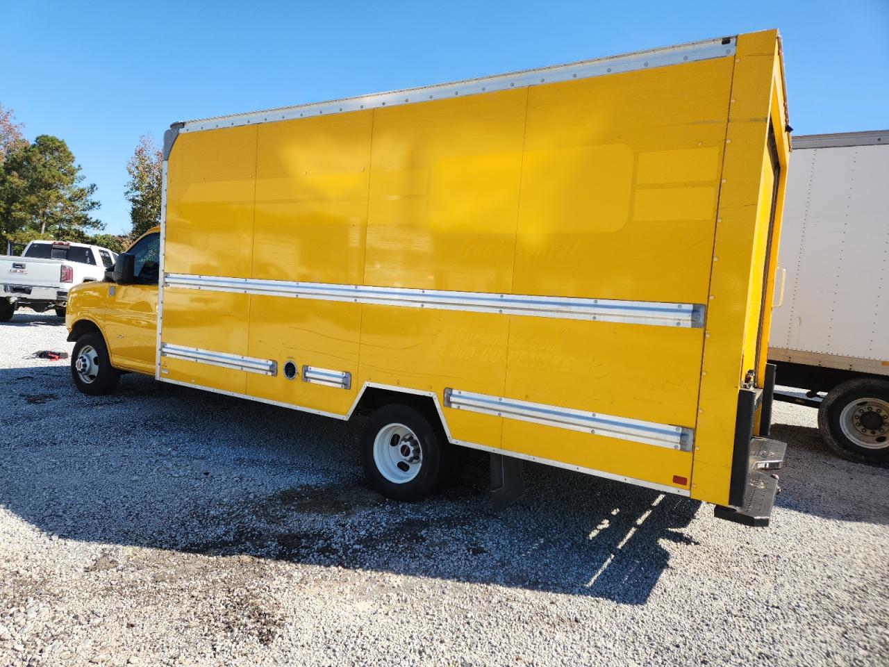 2022 GMC SAVANA CUTAWAY G3500 photo 2