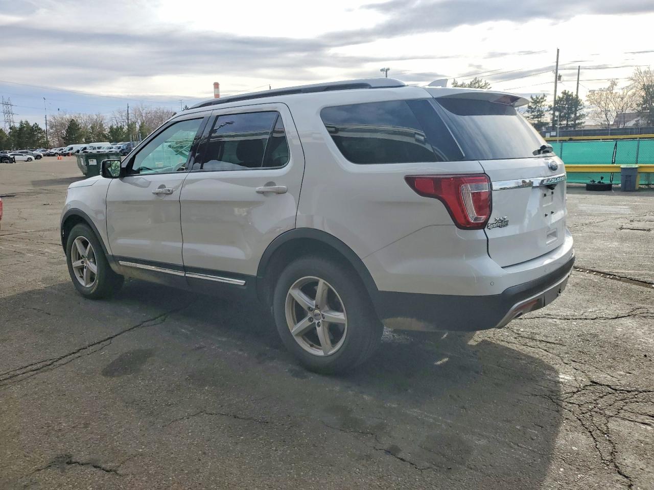 2017 FORD EXPLORER XLT photo 2
