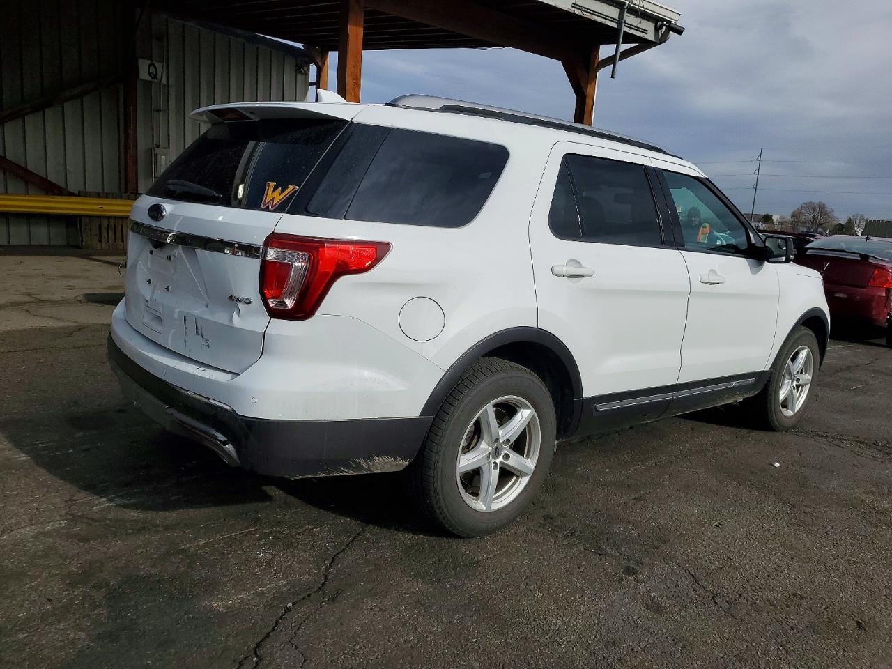 2017 FORD EXPLORER XLT photo 3