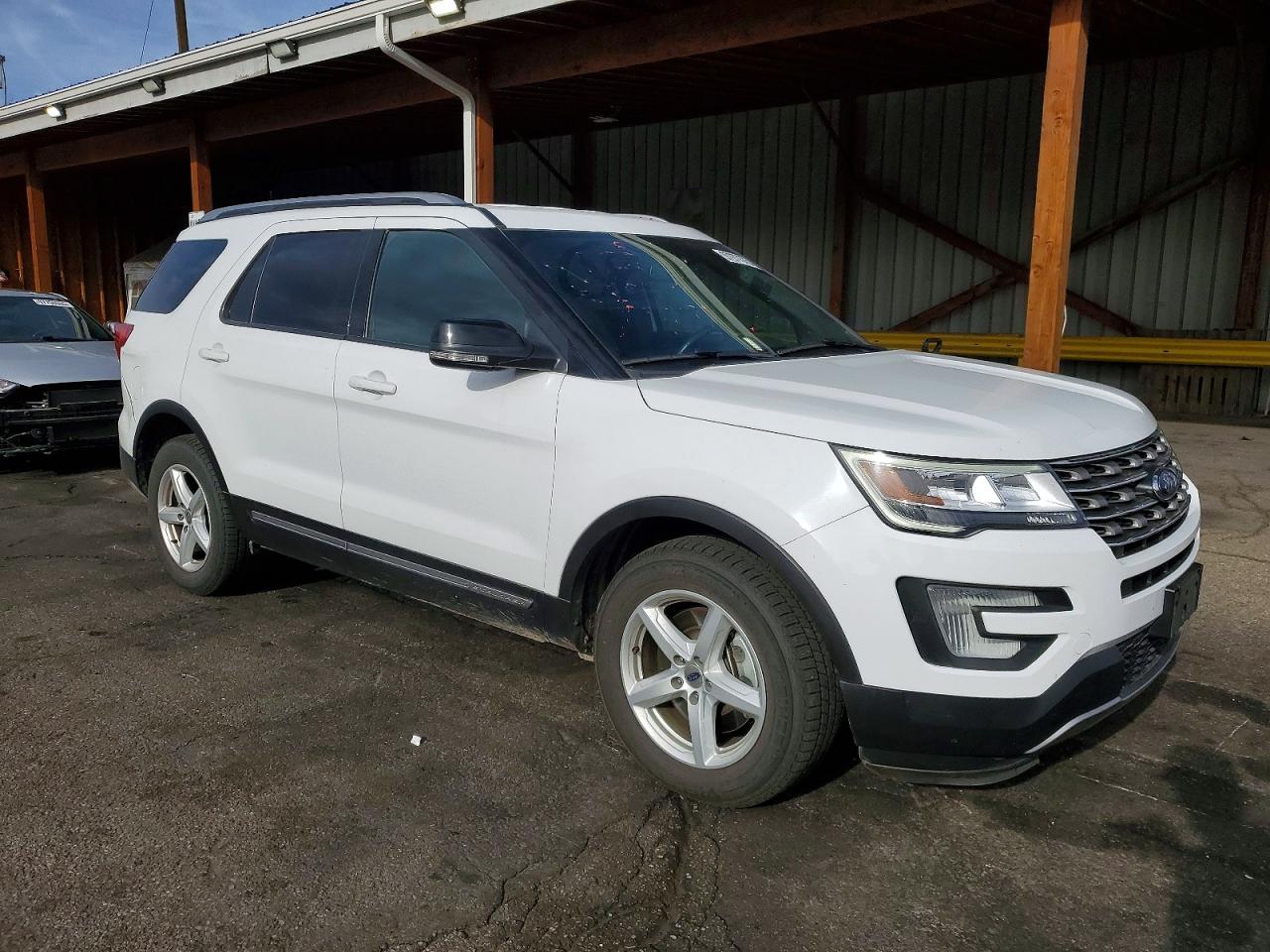 2017 FORD EXPLORER XLT photo 4