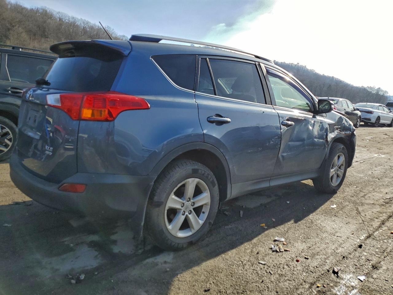 2014 TOYOTA RAV4 XLE photo 3