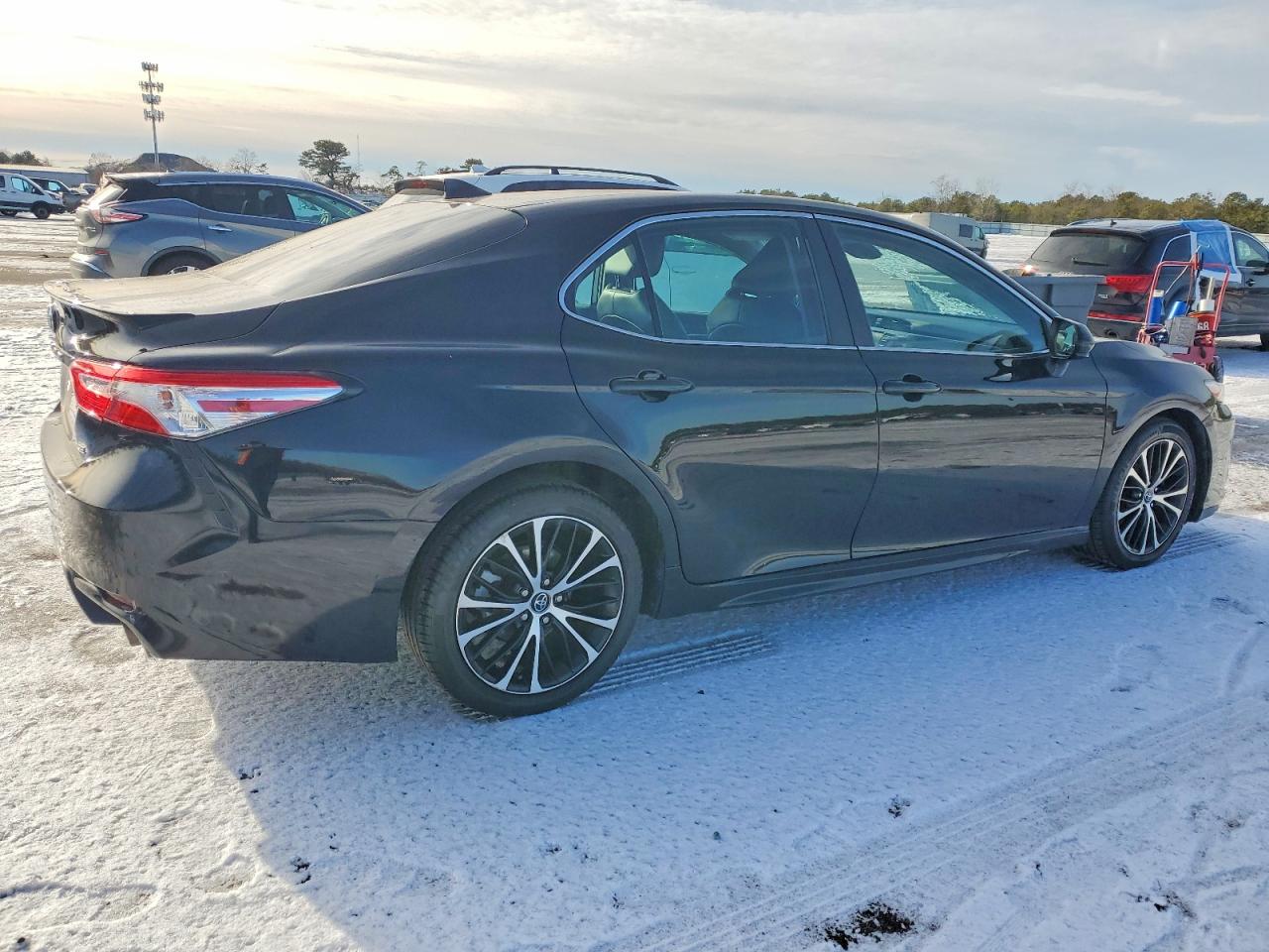 2020 TOYOTA CAMRY SE photo 3