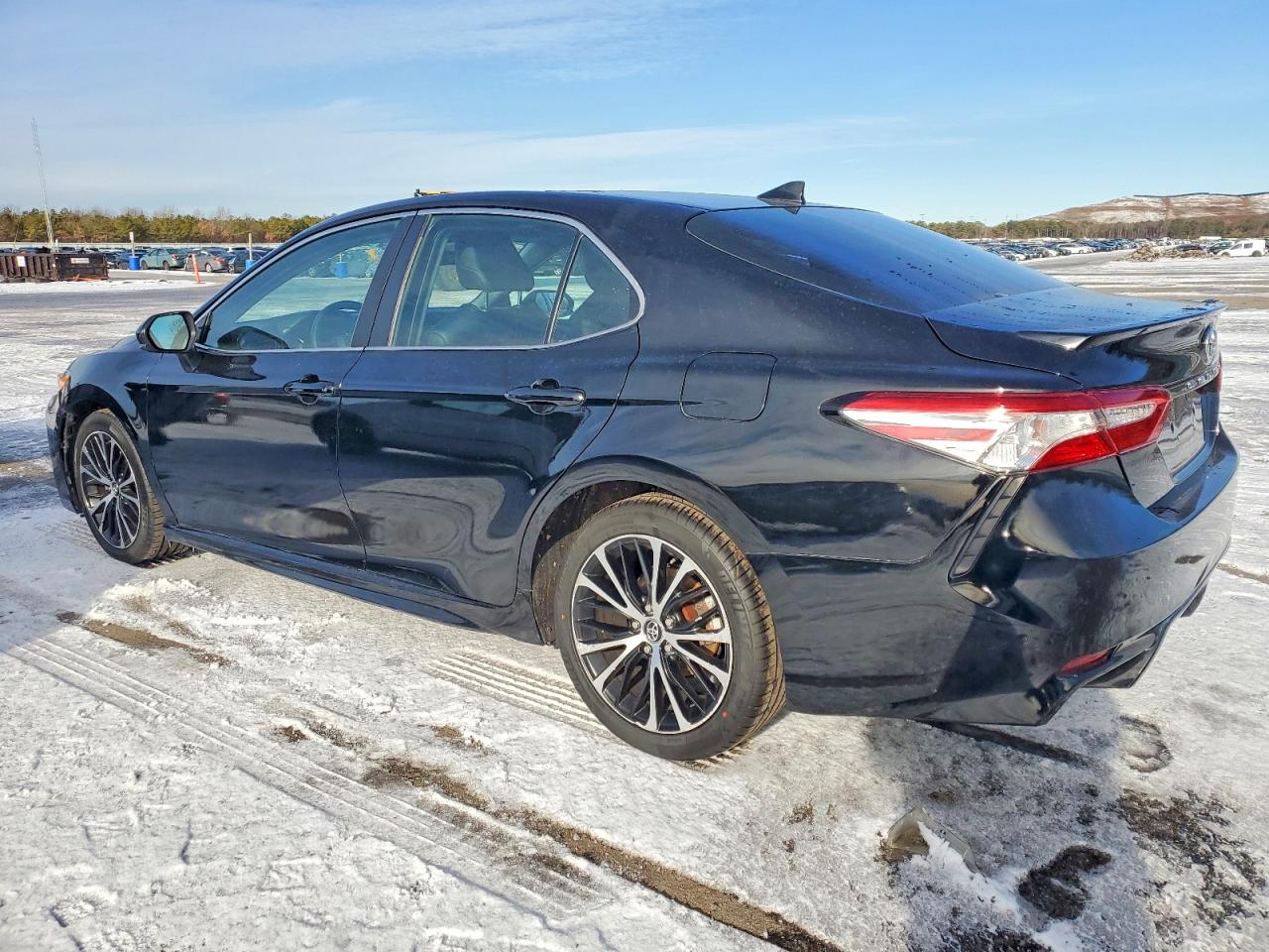 2020 TOYOTA CAMRY SE photo 2