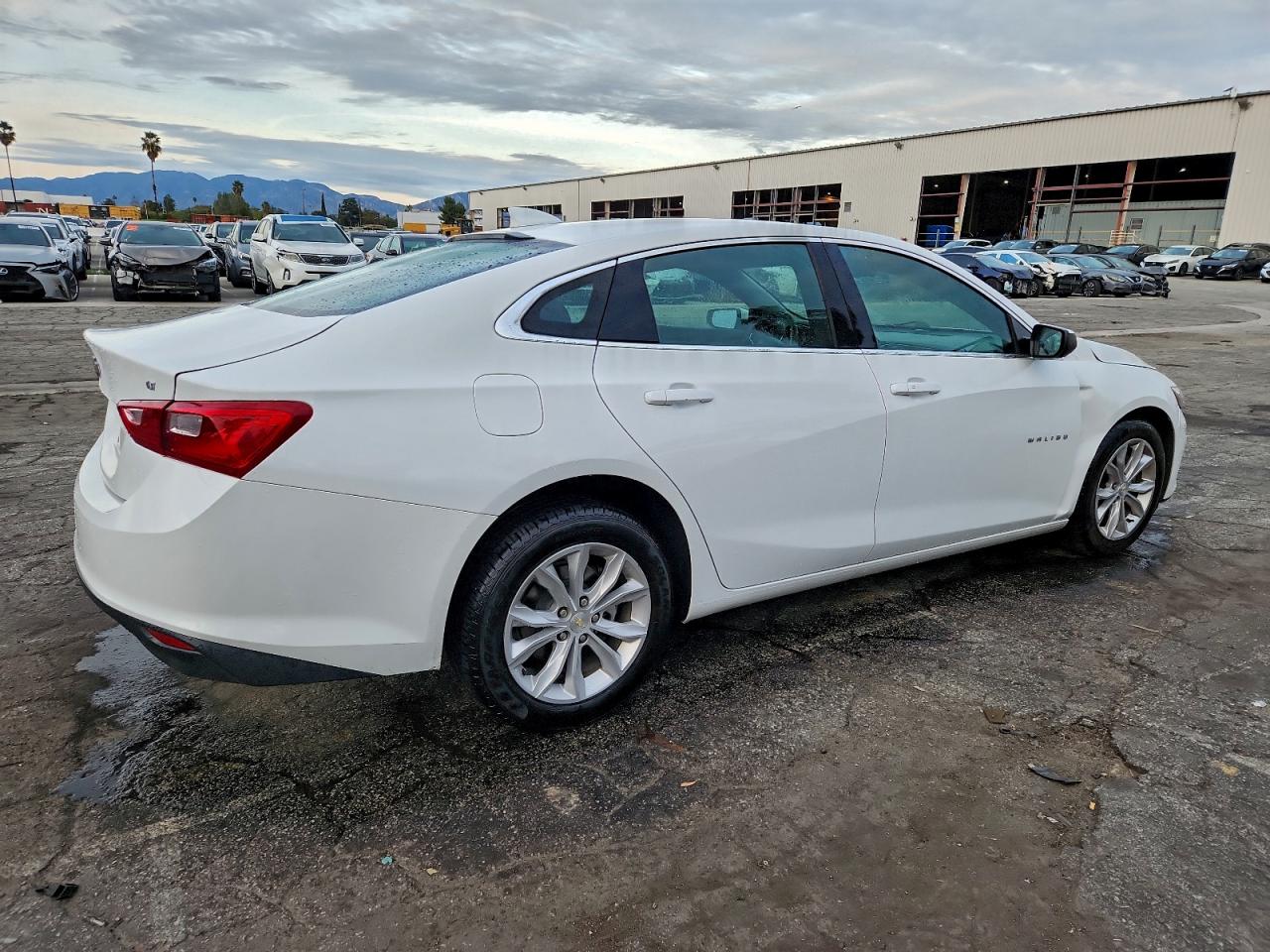 2023 CHEVROLET MALIBU LT photo 3