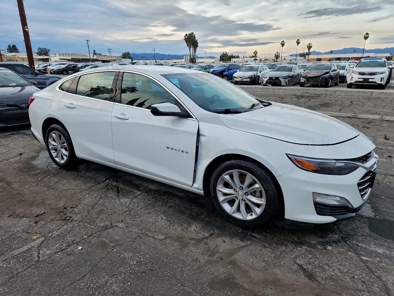 2023 CHEVROLET MALIBU LT photo 4
