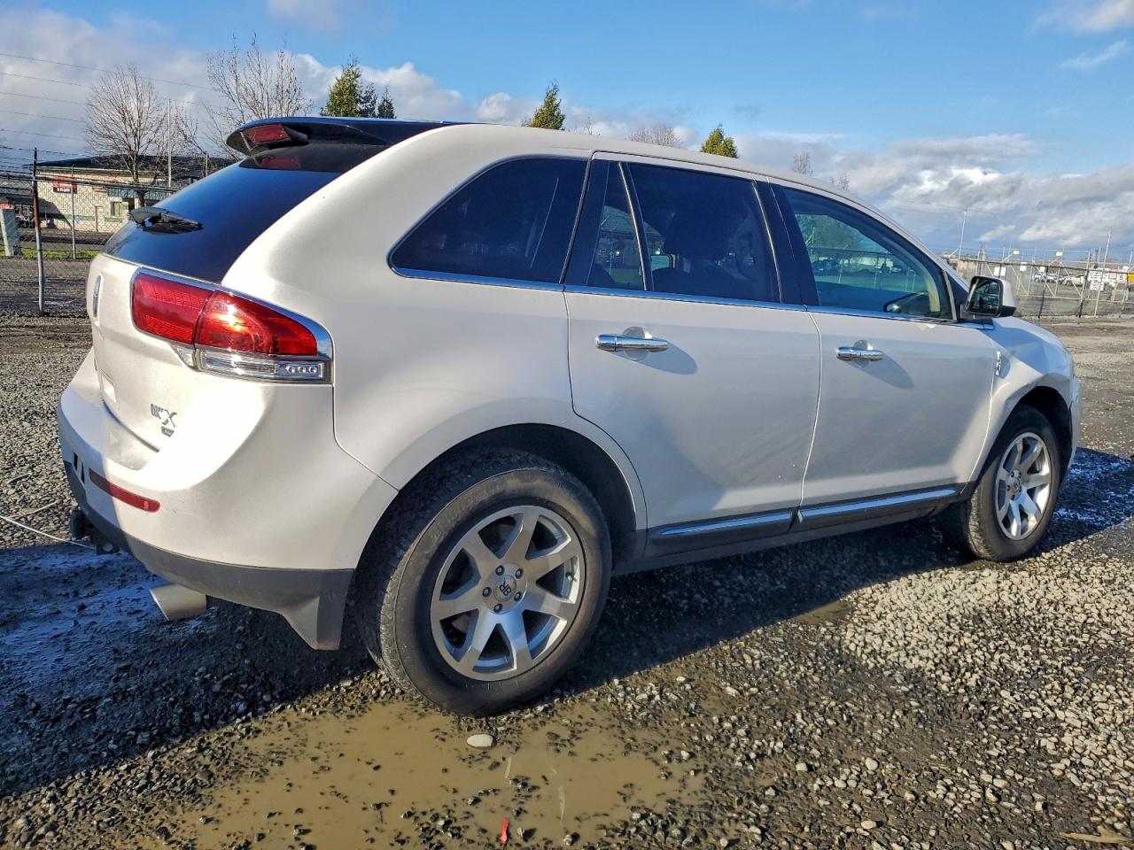 2011 LINCOLN MKX photo 3