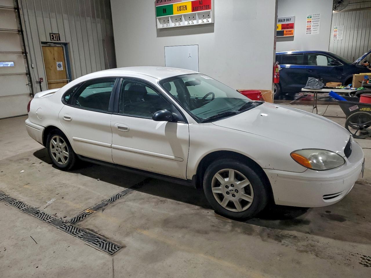 2004 FORD TAURUS SE photo 4