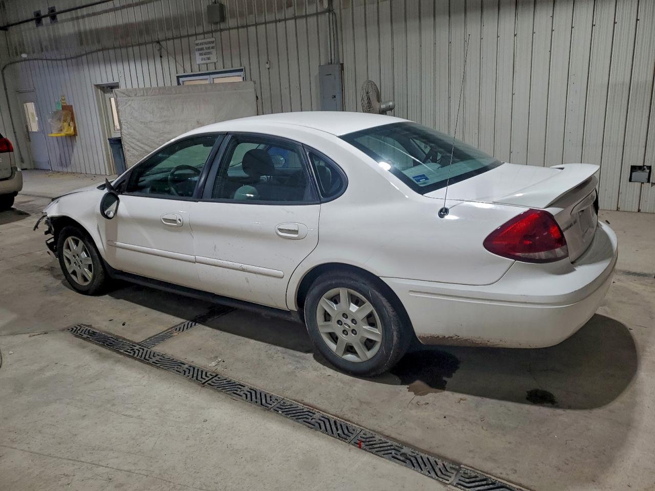 2004 FORD TAURUS SE photo 2