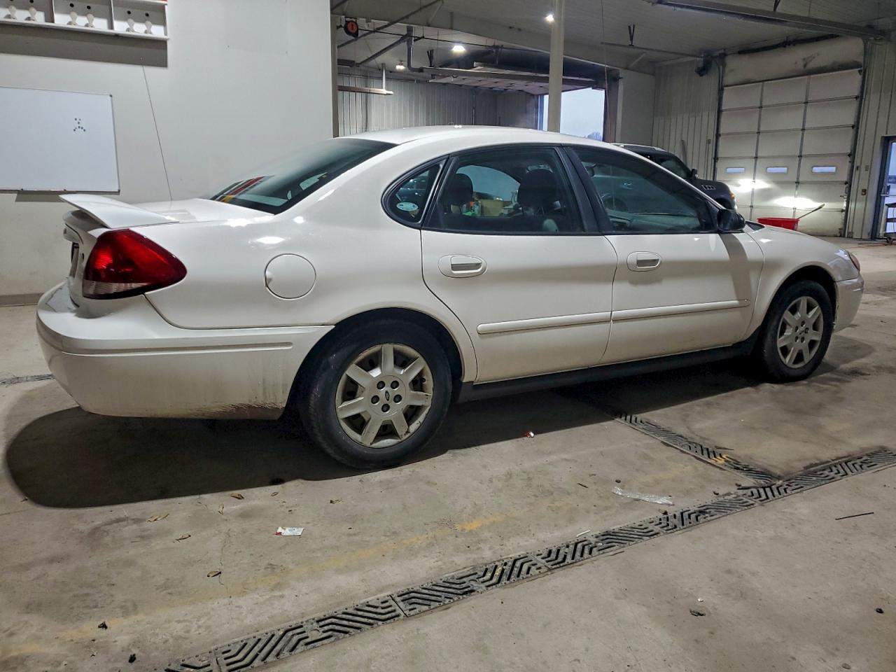 2004 FORD TAURUS SE photo 3