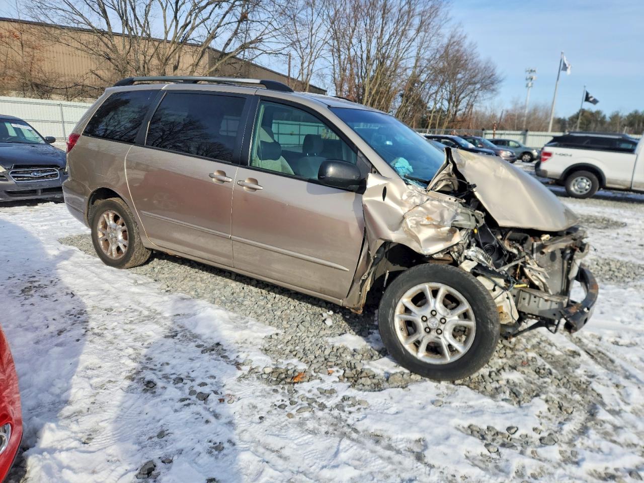 2004 TOYOTA SIENNA LE photo 4
