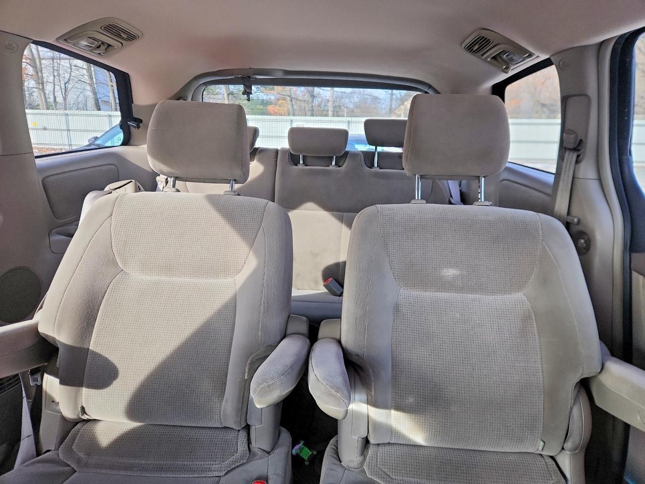 2004 TOYOTA SIENNA LE photo 10