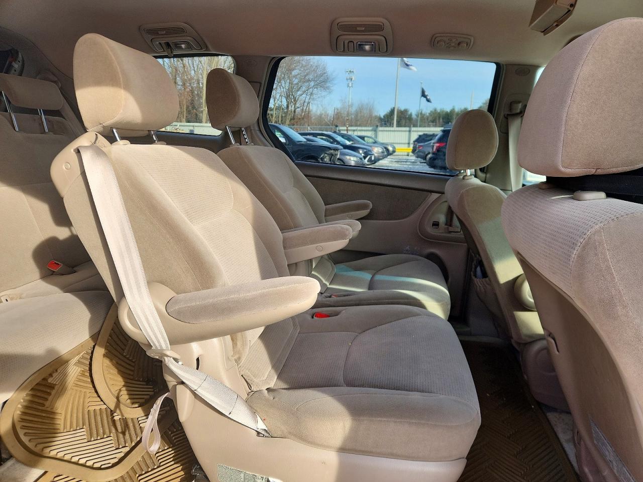 2004 TOYOTA SIENNA LE photo 11