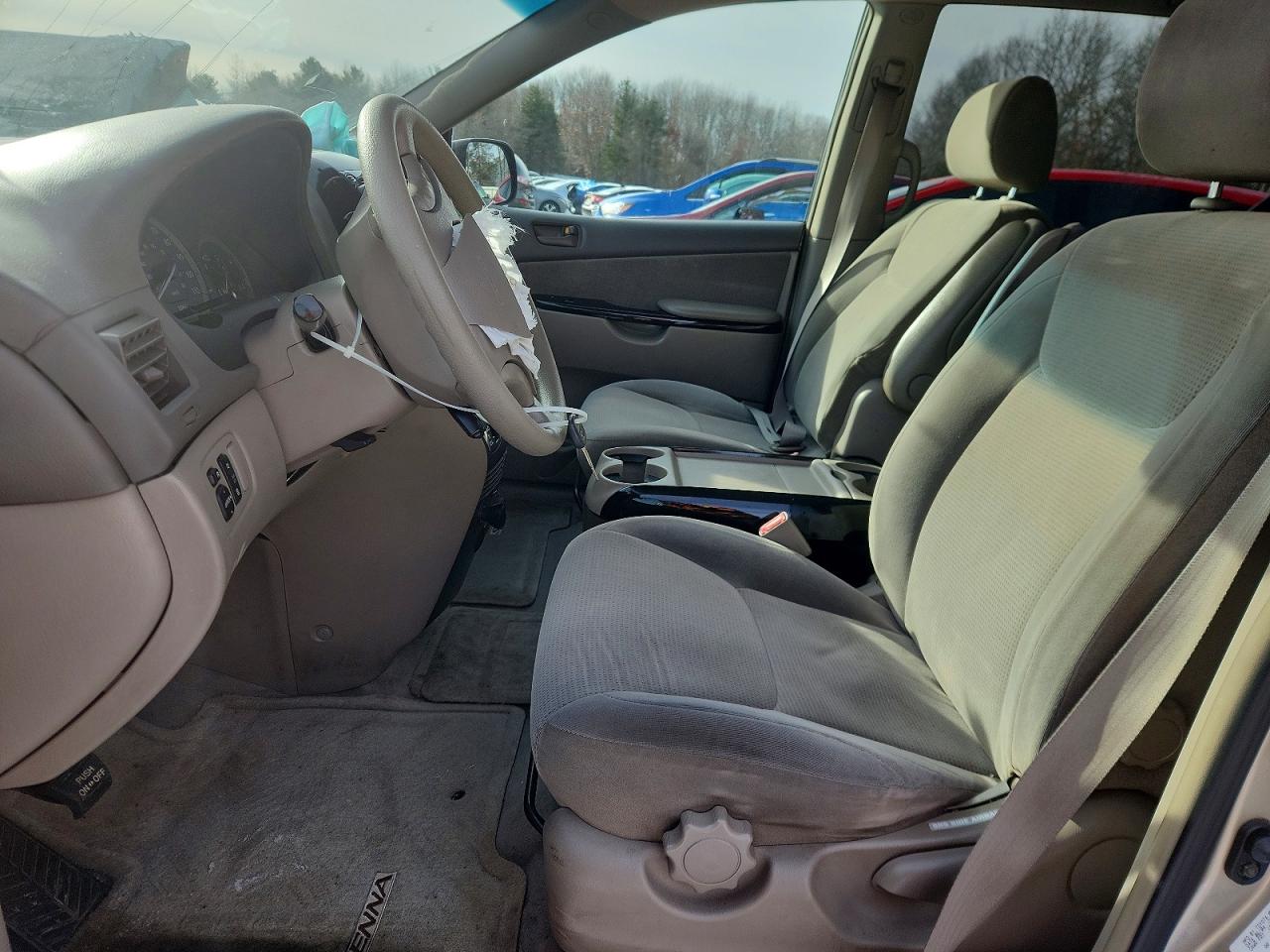 2004 TOYOTA SIENNA LE photo 7