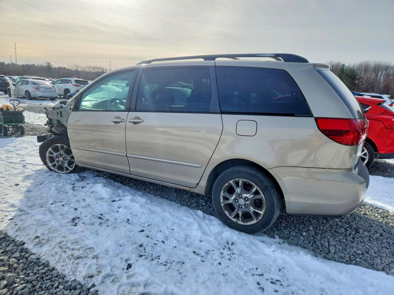 2004 TOYOTA SIENNA LE photo 2