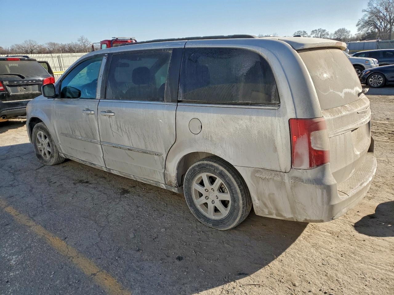 2011 CHRYSLER TOWN & COUNTRY TOURING photo 2