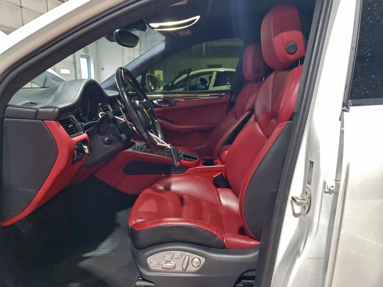 2015 PORSCHE MACAN TURBO photo 7