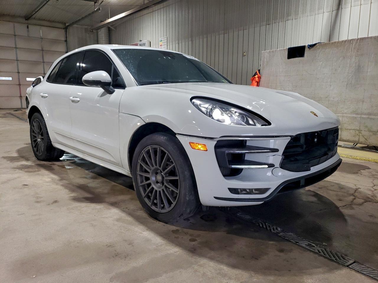 2015 PORSCHE MACAN TURBO photo 4