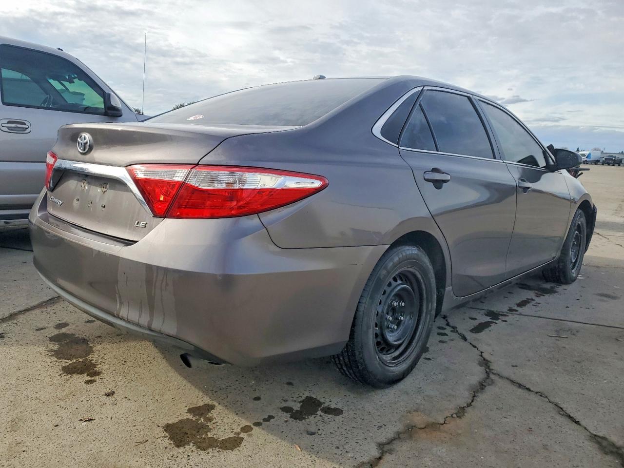 2017 TOYOTA CAMRY LE photo 3