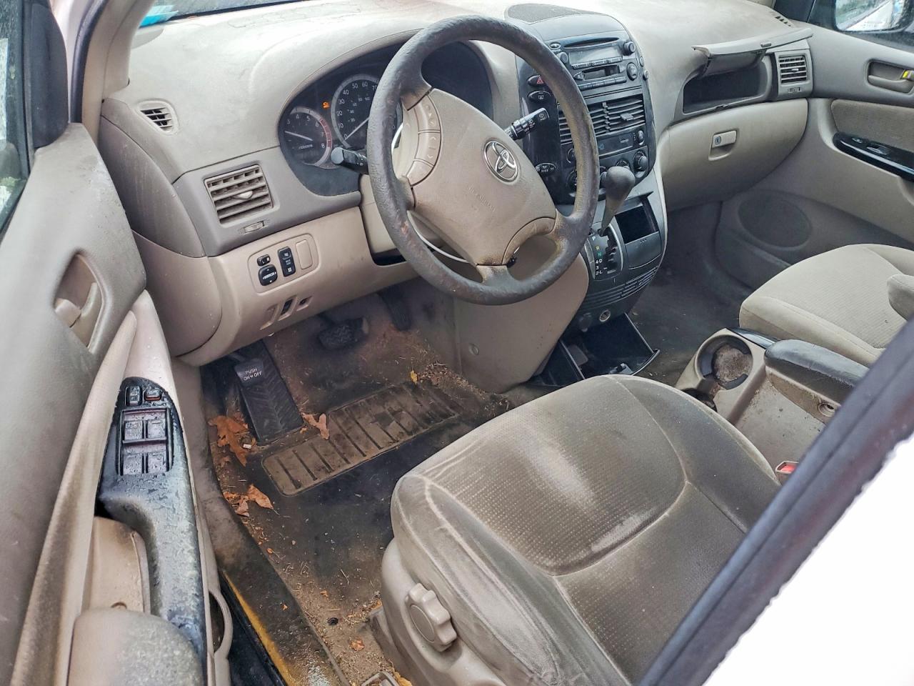 2004 TOYOTA SIENNA CE photo 8