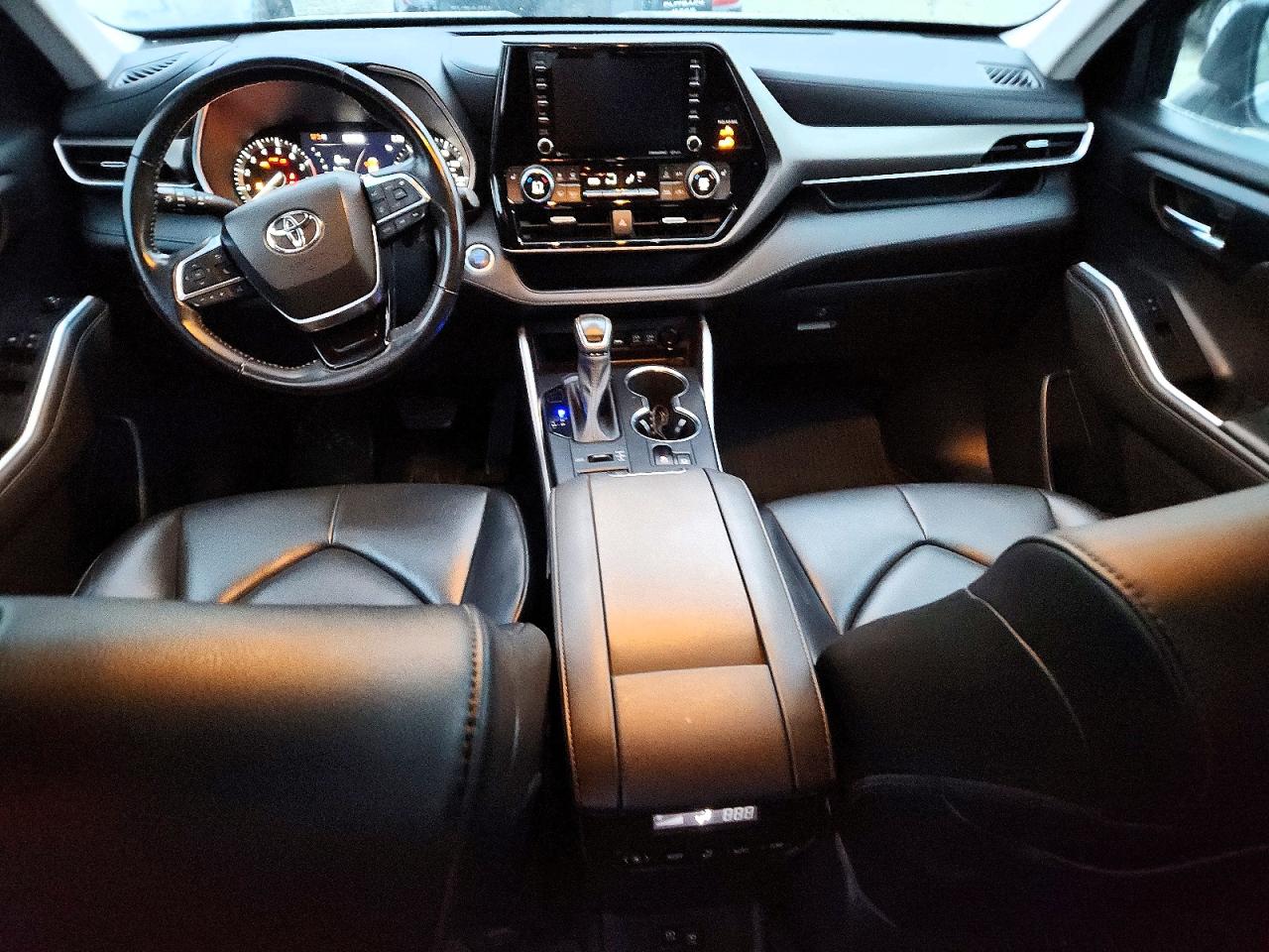 2021 TOYOTA HIGHLANDER XLE photo 8