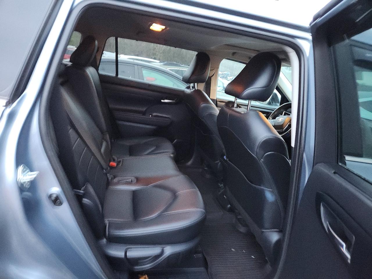 2021 TOYOTA HIGHLANDER XLE photo 11
