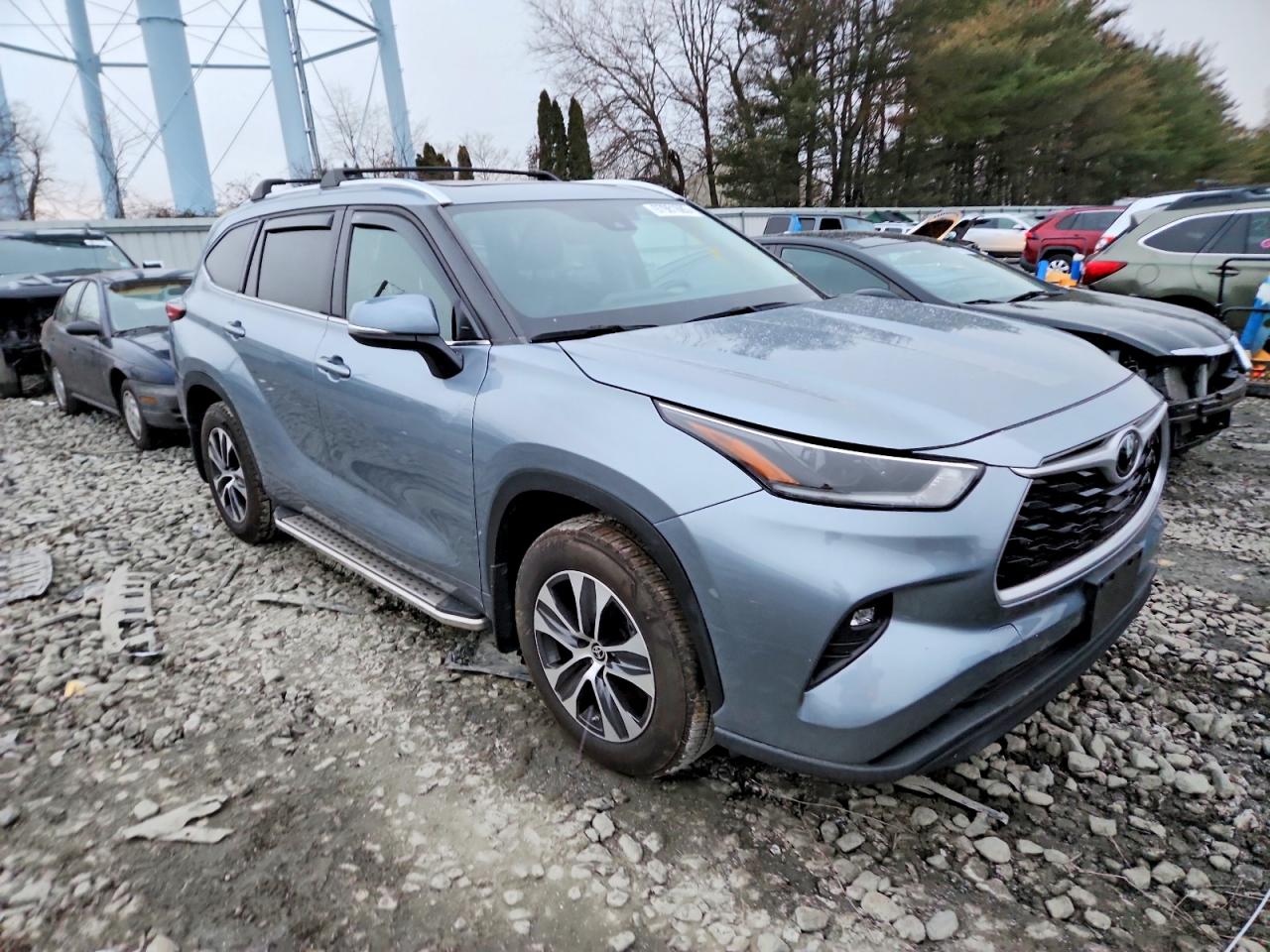 2021 TOYOTA HIGHLANDER XLE photo 4