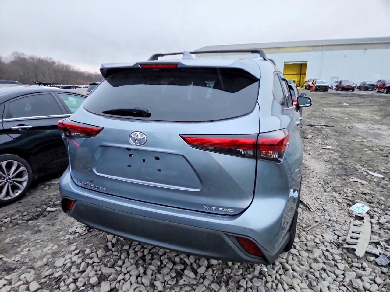 2021 TOYOTA HIGHLANDER XLE photo 6