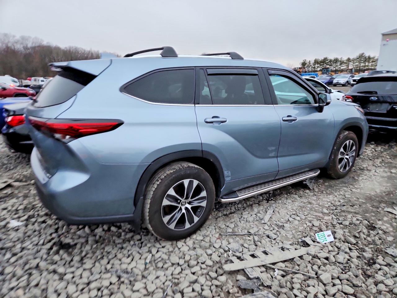 2021 TOYOTA HIGHLANDER XLE photo 3