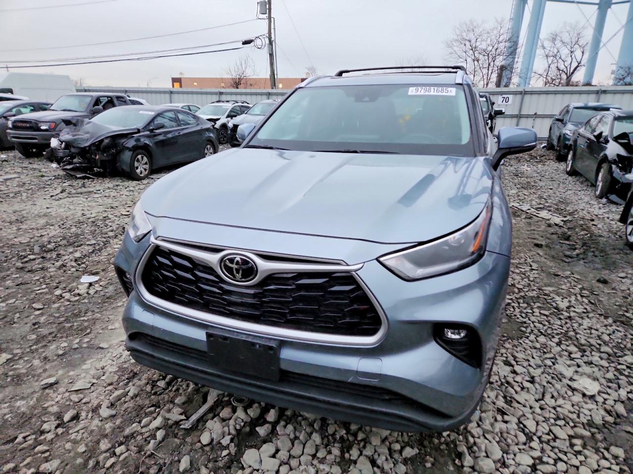 2021 TOYOTA HIGHLANDER XLE photo 5