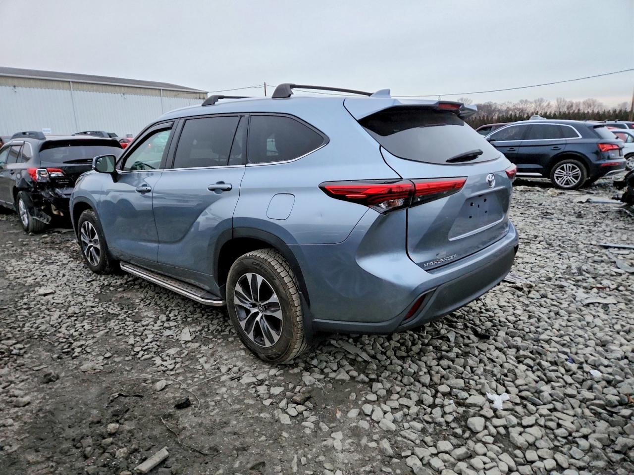 2021 TOYOTA HIGHLANDER XLE photo 2