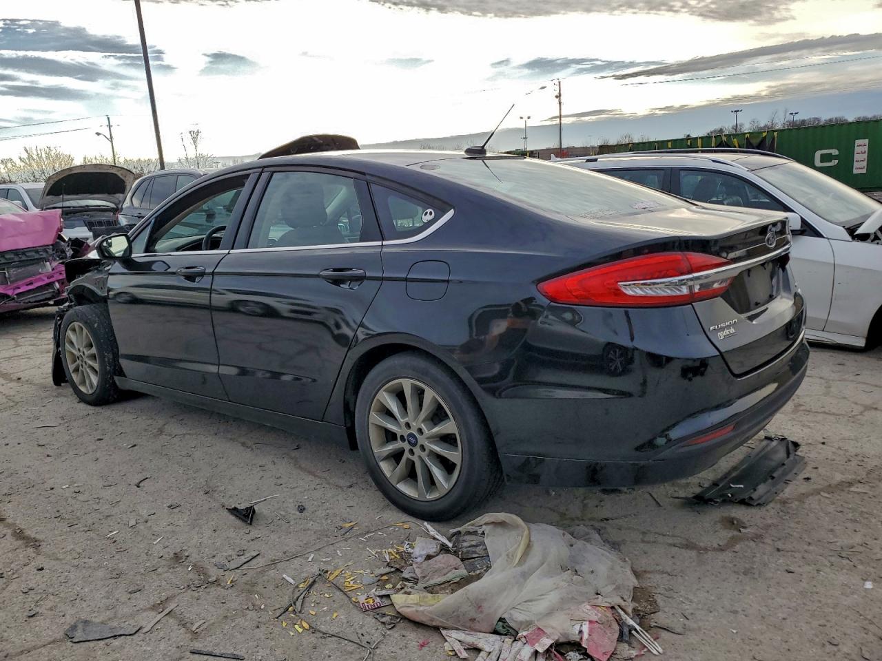 2017 FORD FUSION SE photo 2