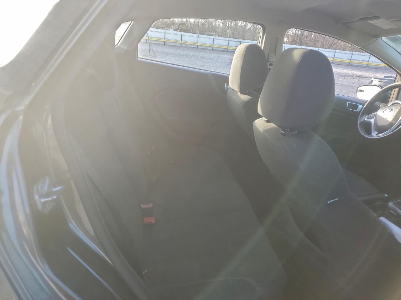 2015 FORD FIESTA SE photo 10
