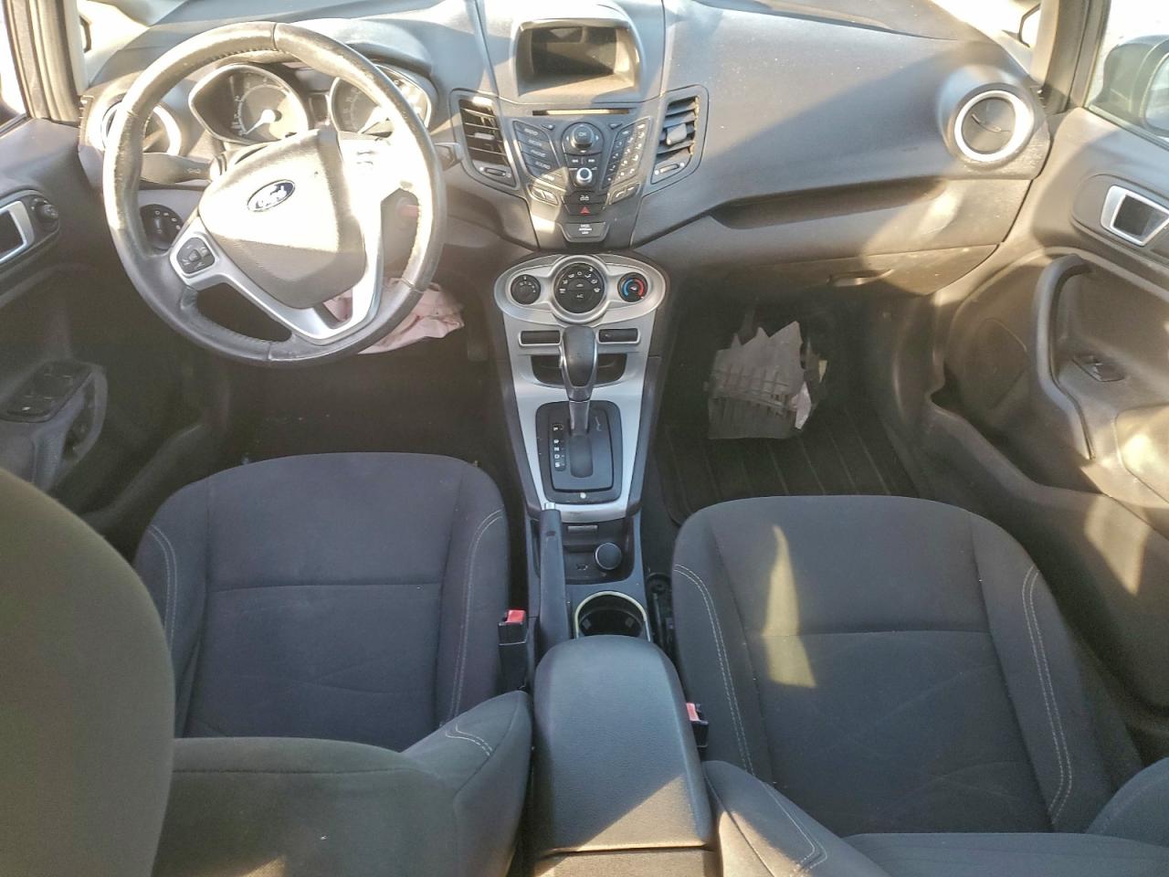 2015 FORD FIESTA SE photo 8