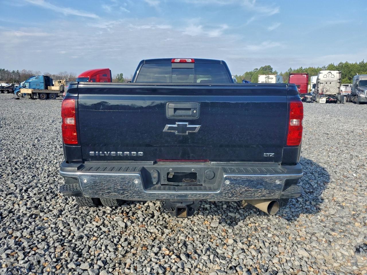 2017 CHEVROLET SILVERADO K3500 LTZ photo 6