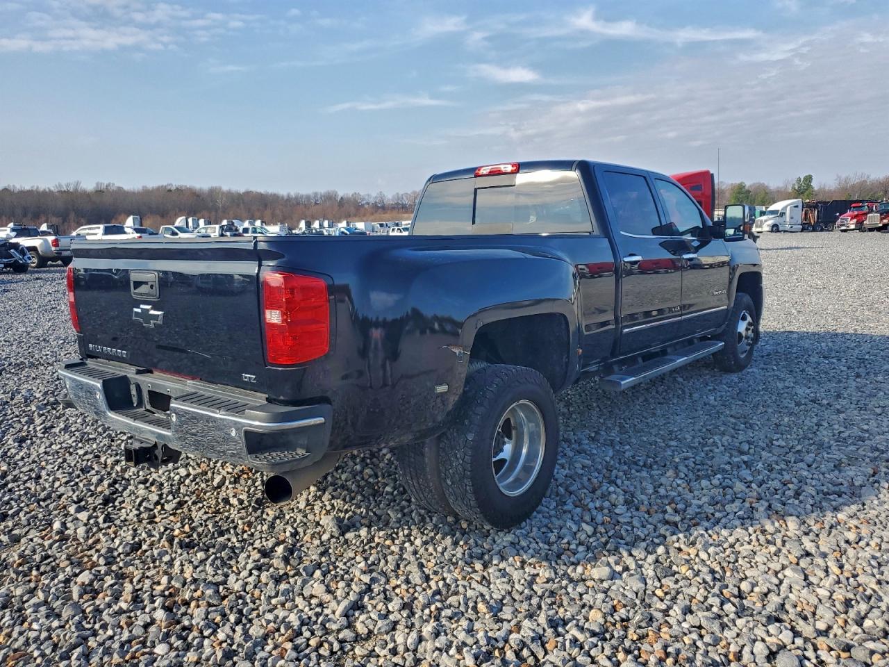 2017 CHEVROLET SILVERADO K3500 LTZ photo 3