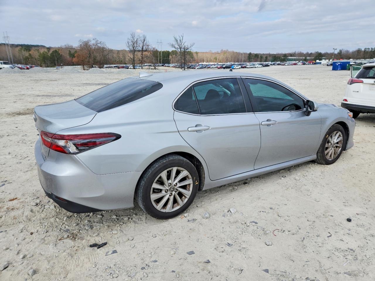 2022 TOYOTA CAMRY LE photo 3