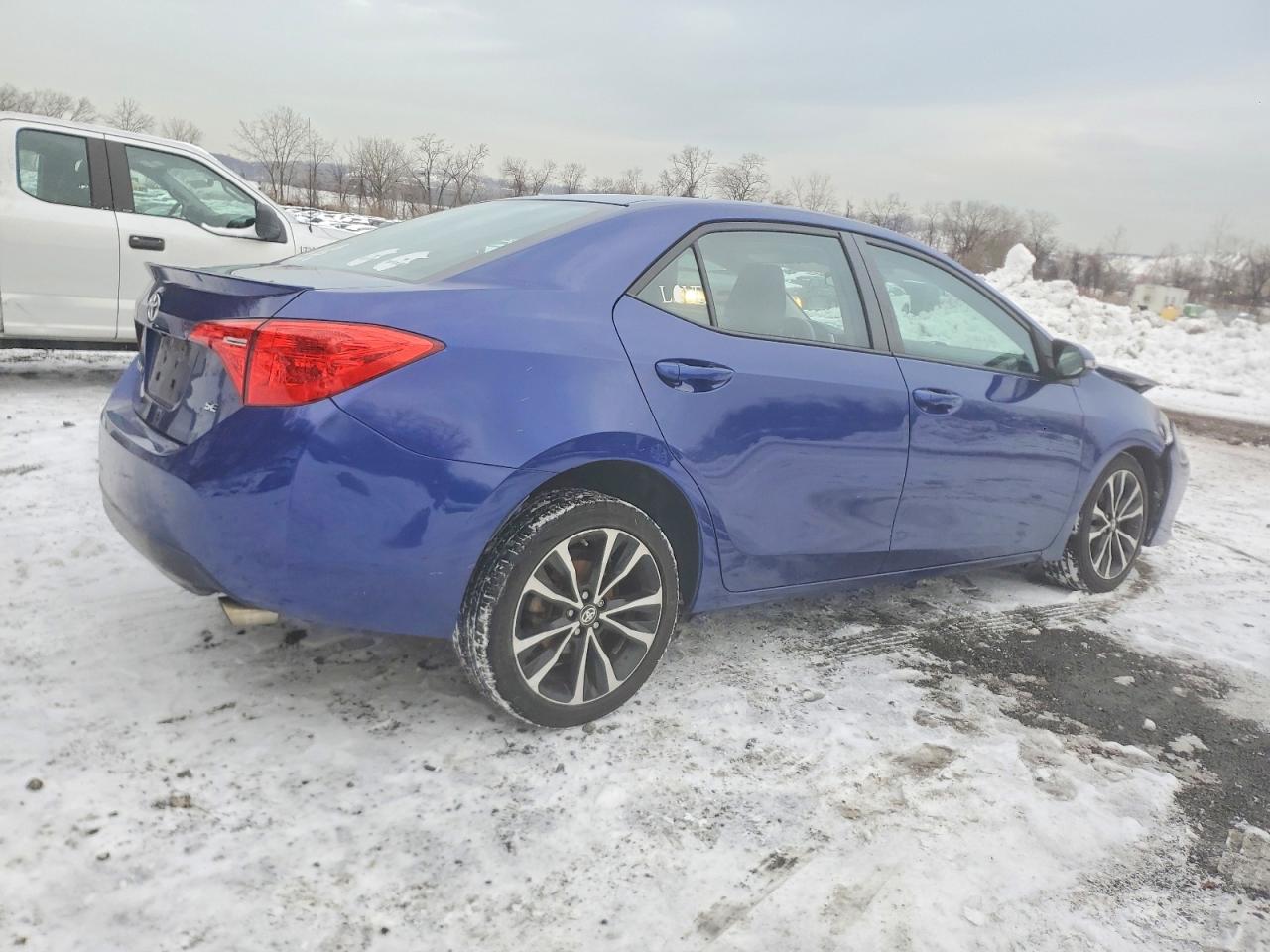 2017 TOYOTA COROLLA photo 3