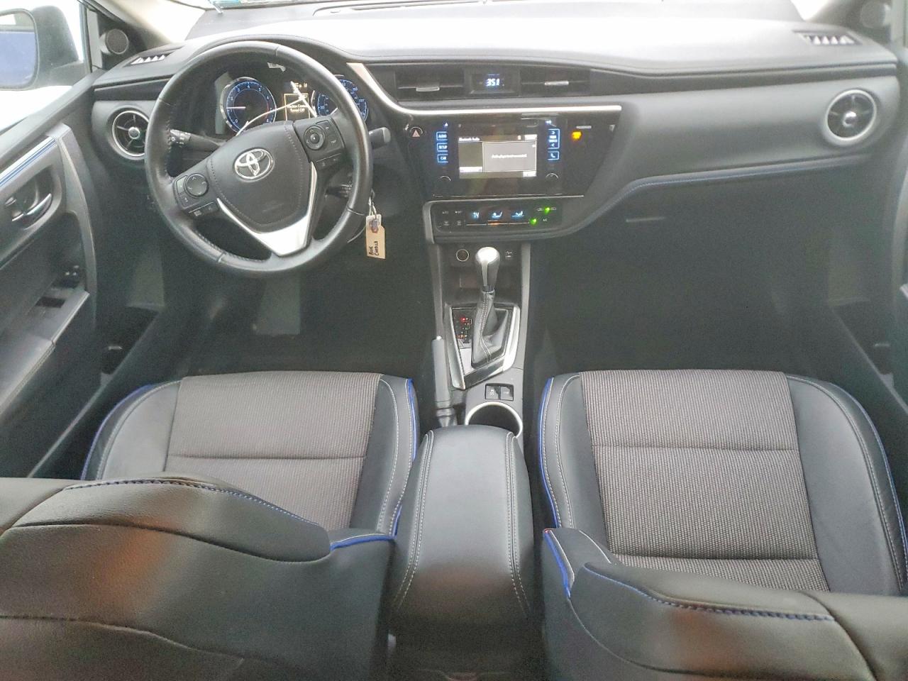 2017 TOYOTA COROLLA photo 8