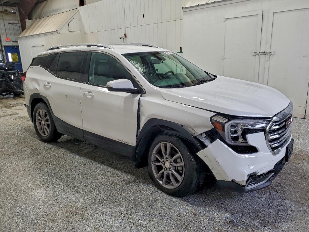 2024 GMC TERRAIN SLT photo 4