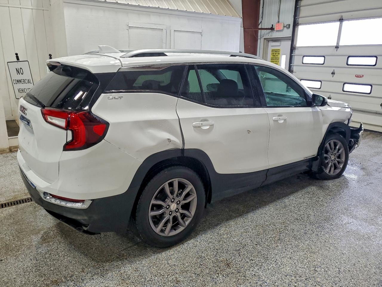 2024 GMC TERRAIN SLT photo 3