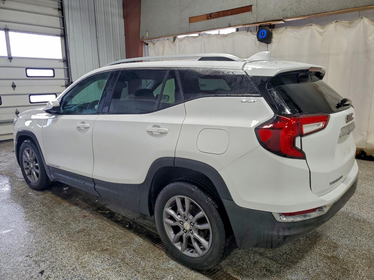 2024 GMC TERRAIN SLT photo 2