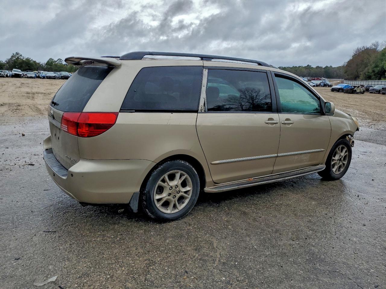 2004 TOYOTA SIENNA XLE photo 3