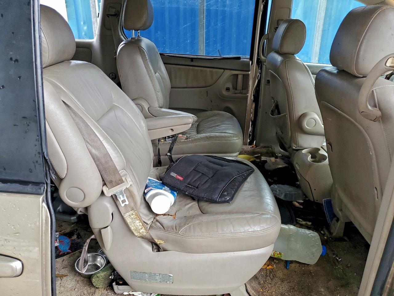 2004 TOYOTA SIENNA XLE photo 11
