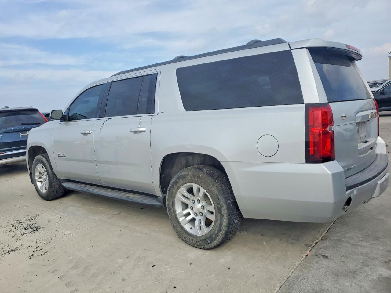 2018 CHEVROLET SUBURBAN C1500 LT photo 2