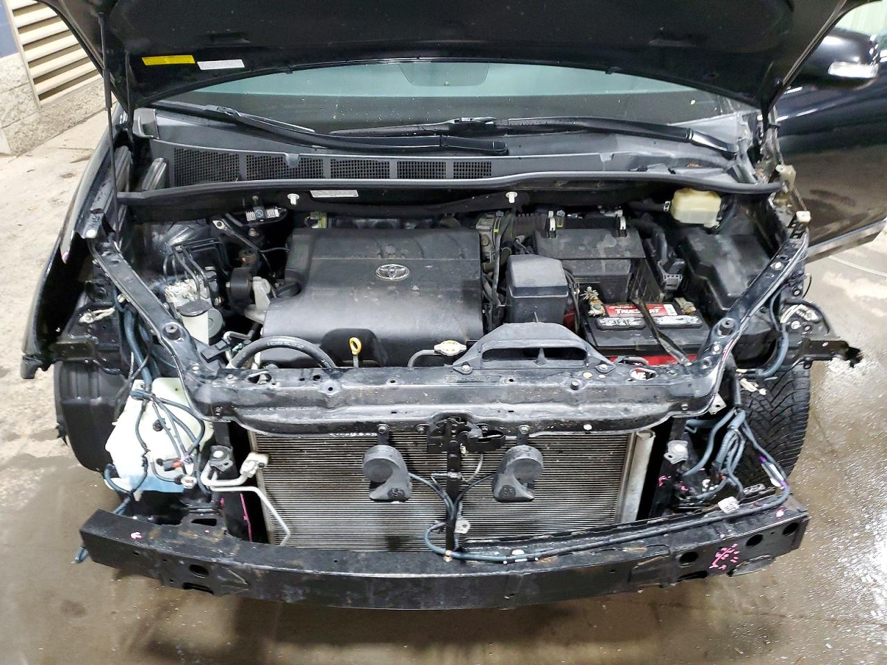 2016 TOYOTA SIENNA XLE photo 12